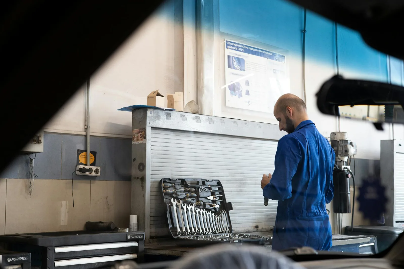 Boulonneuse à choc utilisée sur une fixation automobile