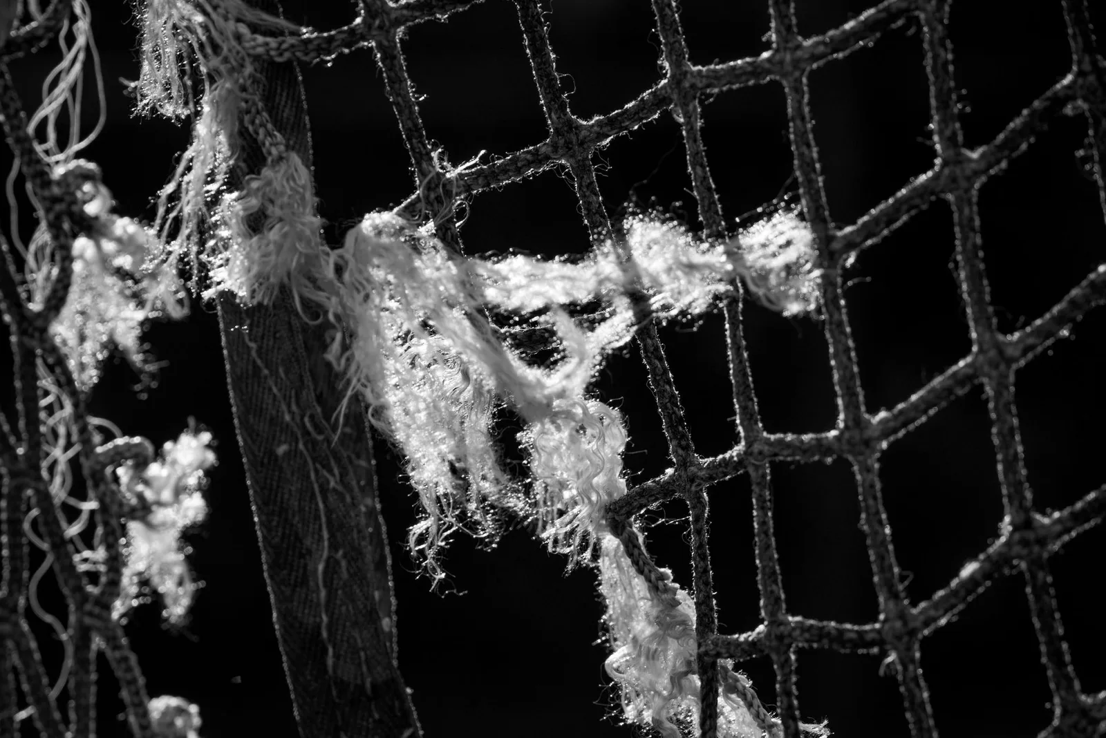 Gros plan sur un filetage abîmé d’écrou métallique