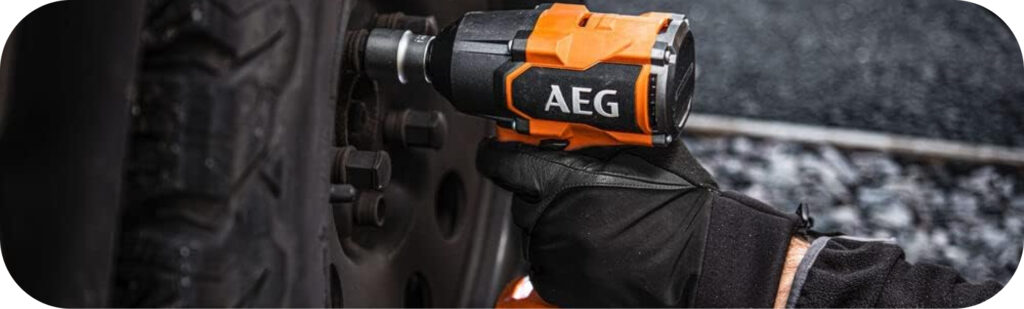 Utilisation d'une boulonneuse à choc AEG sur roue de camion