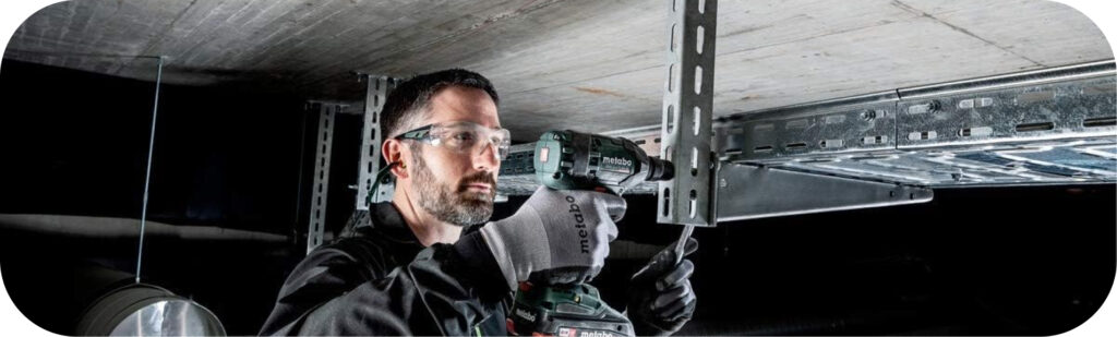 Serrage de boulon avec une boulonneuse à choc Metabo