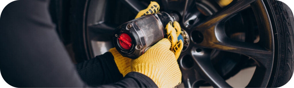 Serrage de boulon sur roue de voiture