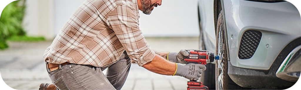 Serrage d'une roue de voiture avec une boulonneuse à choc Einhell