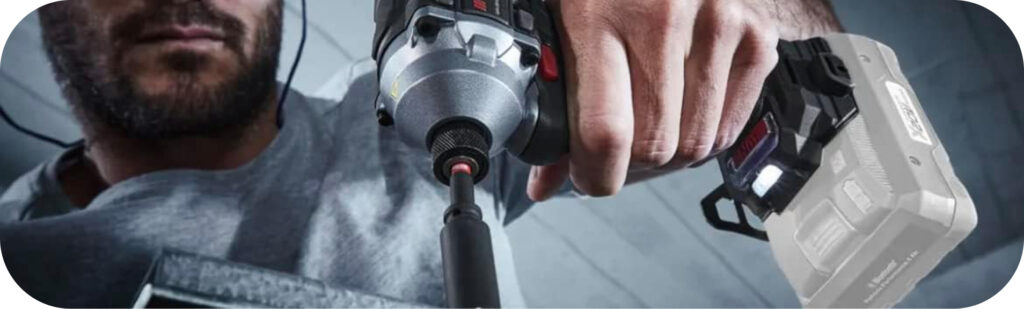 Homme qui utilise une boulonneuse à choc Parkside.
